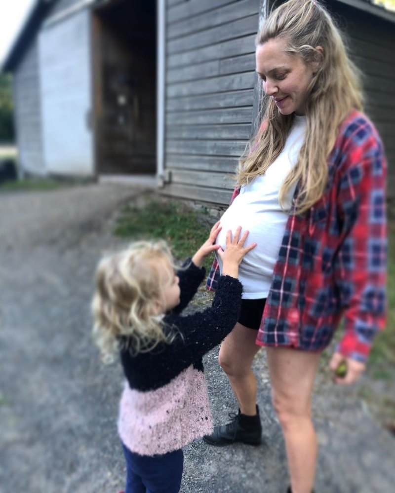 Amanda Seyfried Shares Throwback Baby Bump Photo After Secretly Giving Birth 2