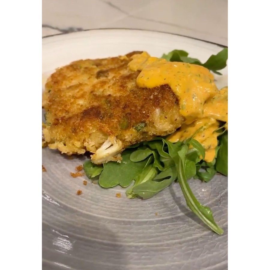 Chrissy Teigen pregnany craving crab cakes