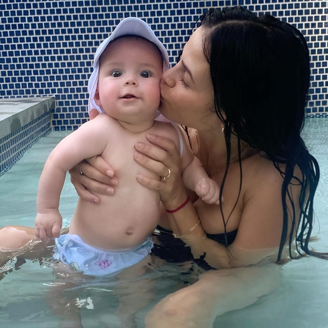 Jenna Dewan kisses Callum pool