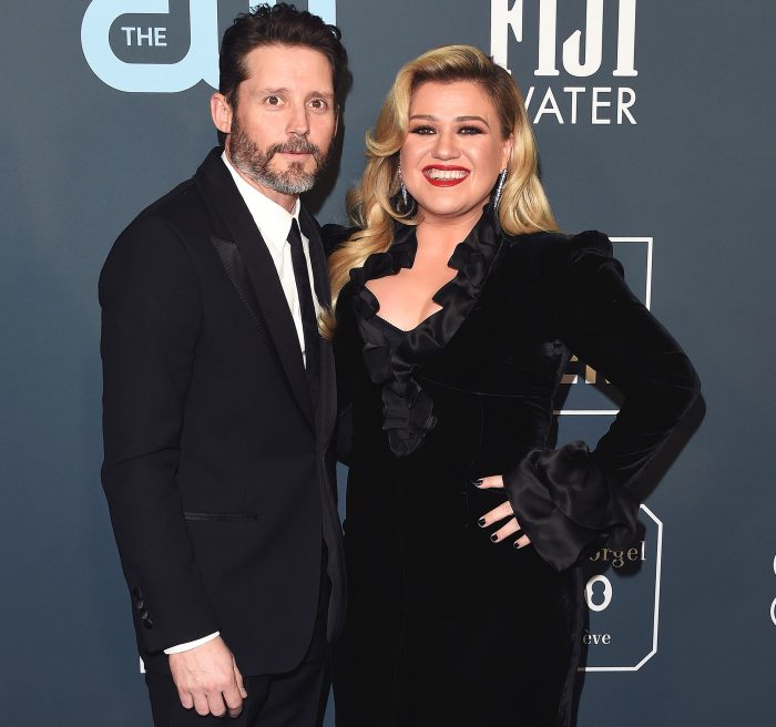 Kelly Clarkson Life Has Been a Dumpster Amid Divorce From Brandon