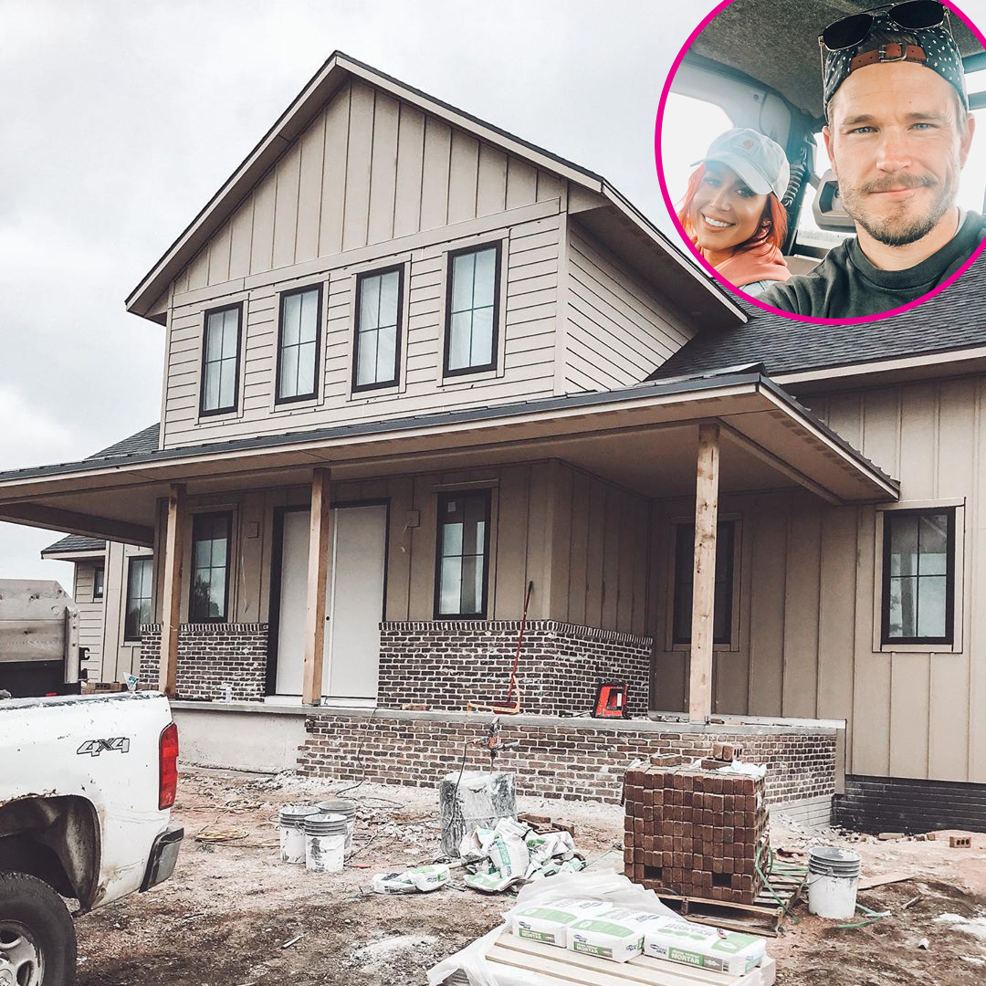 Pregnant Chelsea Houska and Cole DeBoer Are Building Farmhouse for Future Family of 6