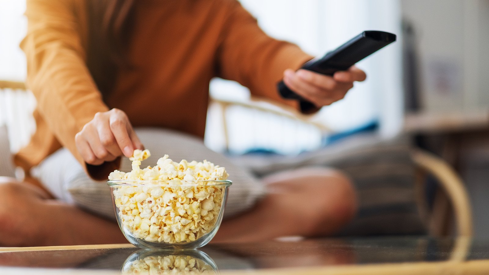 eating-tv-bored-popcorn-snack