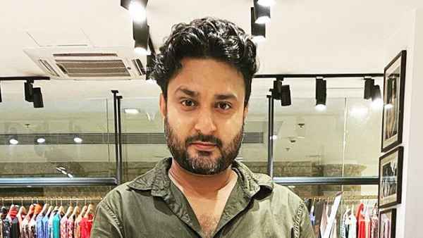 Sumit Taking A Selfie 90 Day Fiance The Other Way Sumit Tells His Parents He Contemplated Suicide During Arranged Marriage