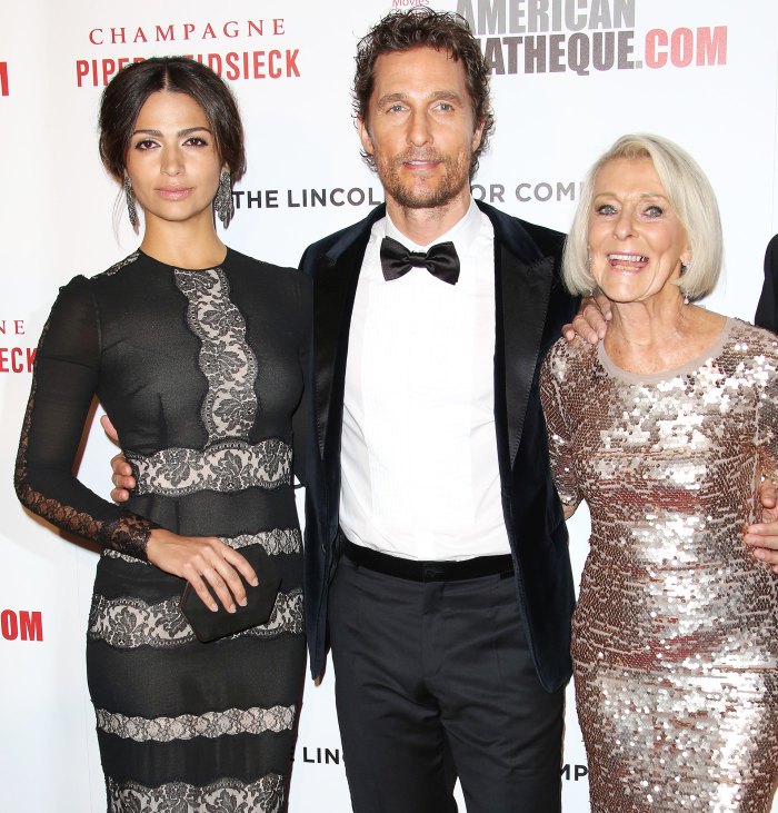 Camila Alves dice que la mamá de Matthew McConaughey está orgullosa de su revelador libro