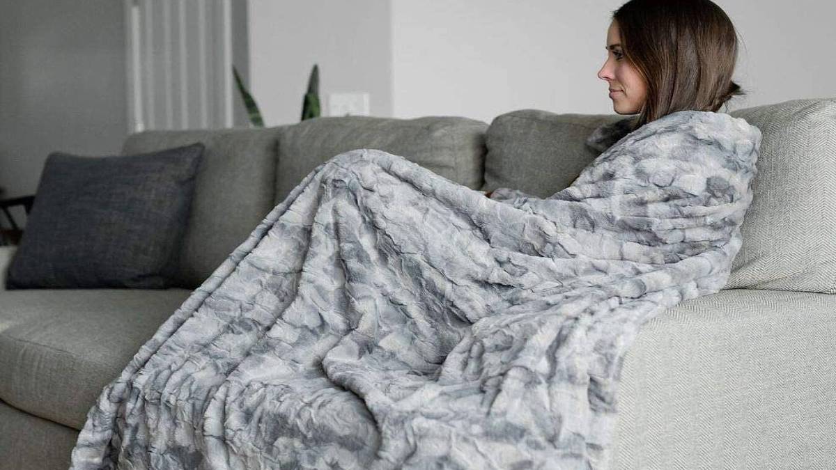 GRACED SOFT LUXURIES Large Super Soft Cozy Faux Fur Throw Blanket