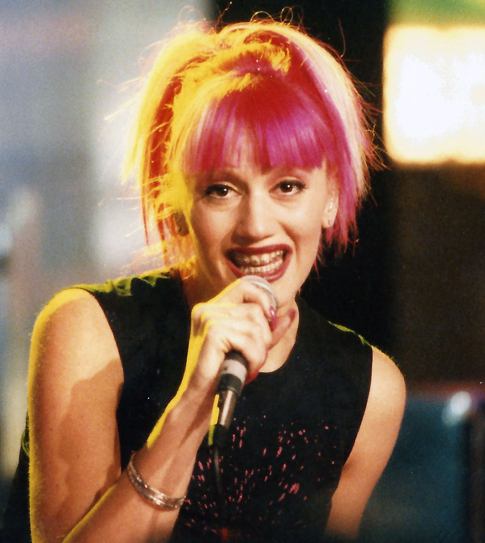 Gwen Stefani Brings Back Her '90s Punk Pink Hair