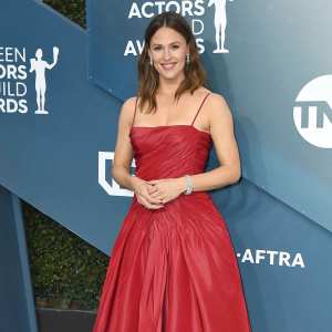 Jennifer Garner Denies Pregnancy Speculation After Carving Pumpkin
