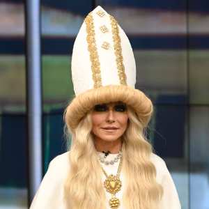 Kelly Ripa, Ryan Seacrest Embrace 2020 in ‘Live’ Halloween Costumes