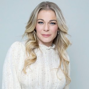 LeAnn Rimes Poses Nude After Psoriasis Returns 1st Time in 16 Years