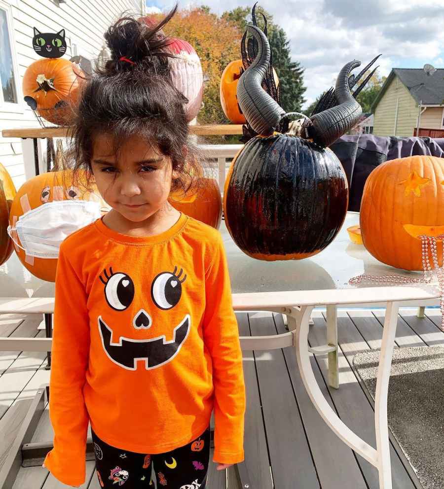 Nicole Snooki Polizzi Carving Pumpkins Halloween