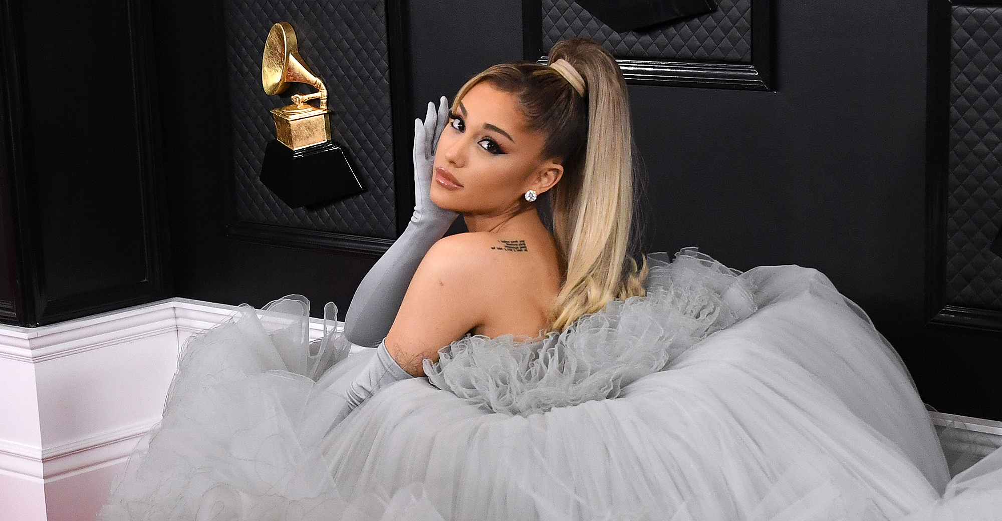 ariana-grande-burts-bees-wipes