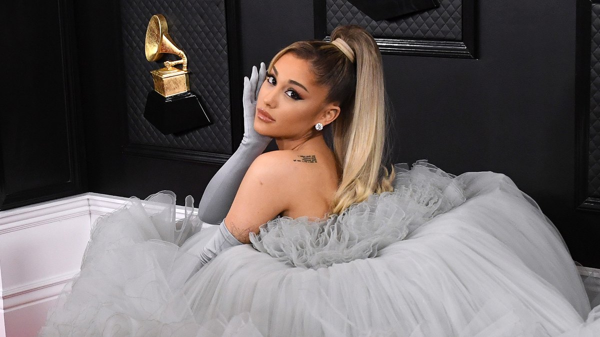 ariana-grande-burts-bees-wipes