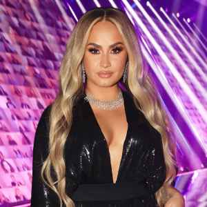 Demi Lovato Changed Into a Blonde Wig During the People's Choice Awards!