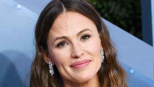 Jennifer Garner Jokes 'Sometimes the 8 Dollar Haircut Worked'