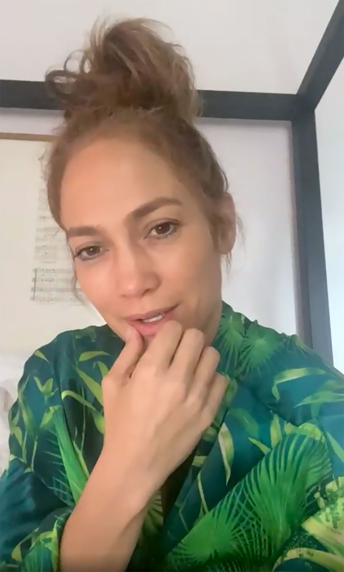 JLo looks unrecognizable in makeup-free morning selfie