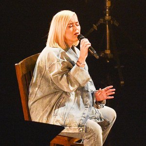 Katy Perry Performs for First Time Since Welcoming Daughter at American Music Awards 2020