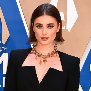 All the Details on Taylor Hill's '90s-Inspired CMA Awards Hairstyle