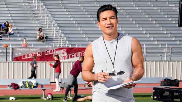 What to Watch on TV During Thanksgiving Saved by the Bell Mario Lopez