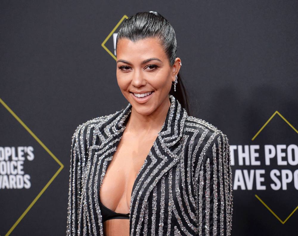 Photoshop Fail? Fans Think Kourtney Kardashian Wasn&rsquo;t Actually in Family Pic