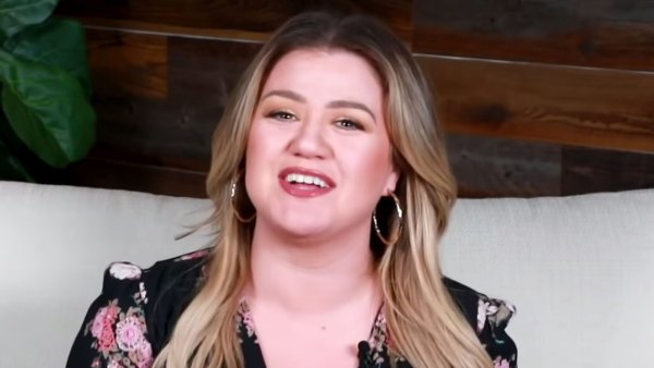 Kelly Clarkson Gives Advice for Tough Holiday Conversations Amid Divorce