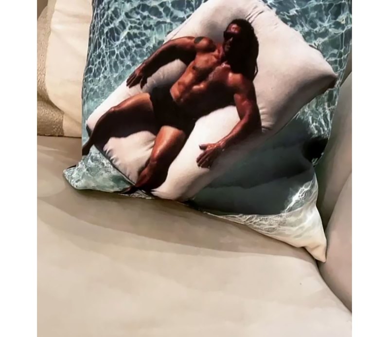 Loving Her Man! Kelly Ripa Has a Shirtless Mark Consuelos Pillow