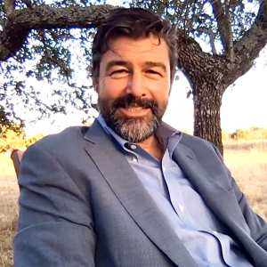 Kyle Chandler Visits The Kelly Clarkson Show Kyle Chandlers 2 Daughters Are Sick of Him Quoting Friday Night Lights