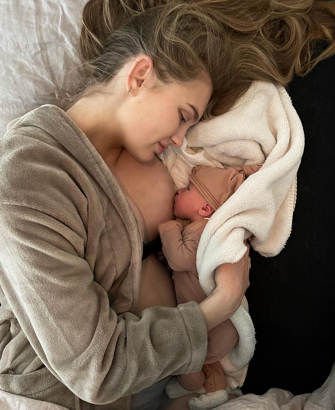 Romee Strijd and Laurens van Leeuwen breastfeeding baby