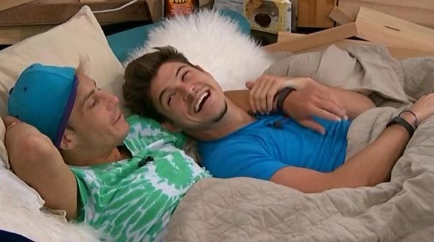 El hermano mayor Zach Rance aparece como bisexual enganchado con Frankie después del programa 1