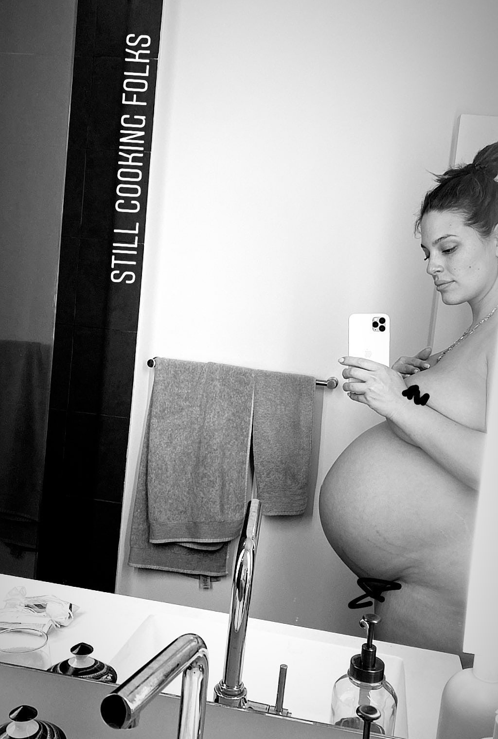 Black And White Nudes Pregnant - Celebrities Posing Nude While Pregnant: Maternity Pics