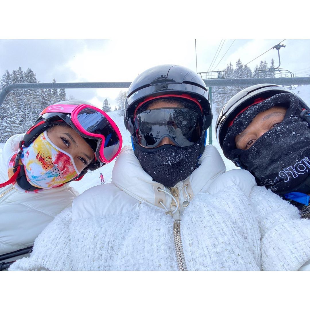 Vanessa Bryant, Natalia Bryant Twin in Snowboarding Selfie: IG Photos –  SheKnows