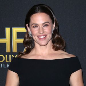 Jennifer Garner Hilariously Responds to Bikini-Clad Influencer's Snowy Video: 'Does She Need Soup?'
