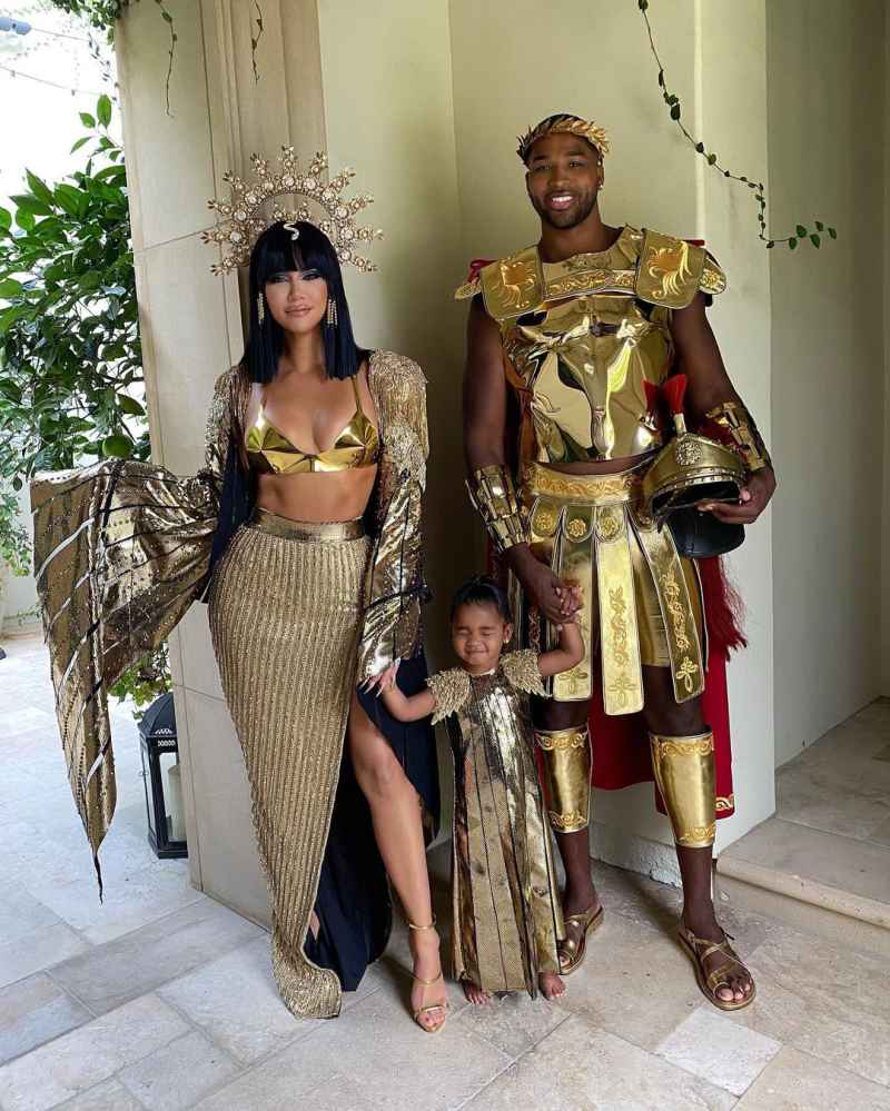 Khloe-Kardashian-and-Tristan-Thompson-Dress-as-Lovers-Cleopatra-and-Marc-Anthony-for-Halloween-04