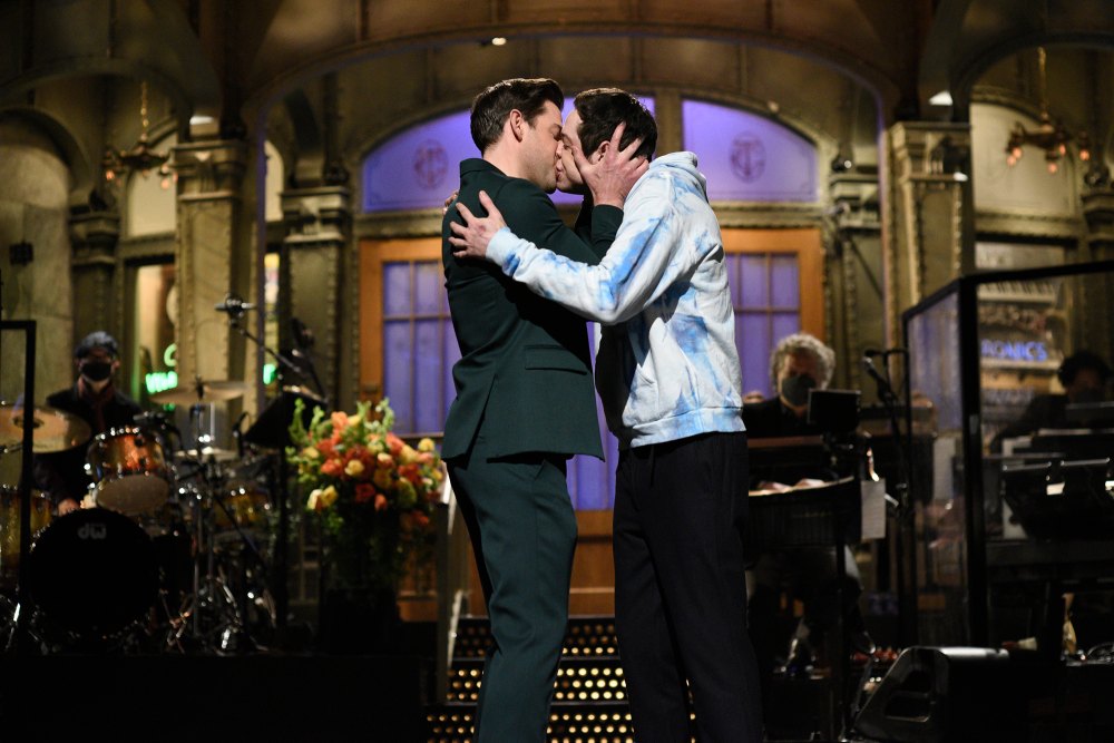 Pete Davidson and John Krasinski Kiss in 'Saturday Night Live' Tribute to Jim and Pam's Romance