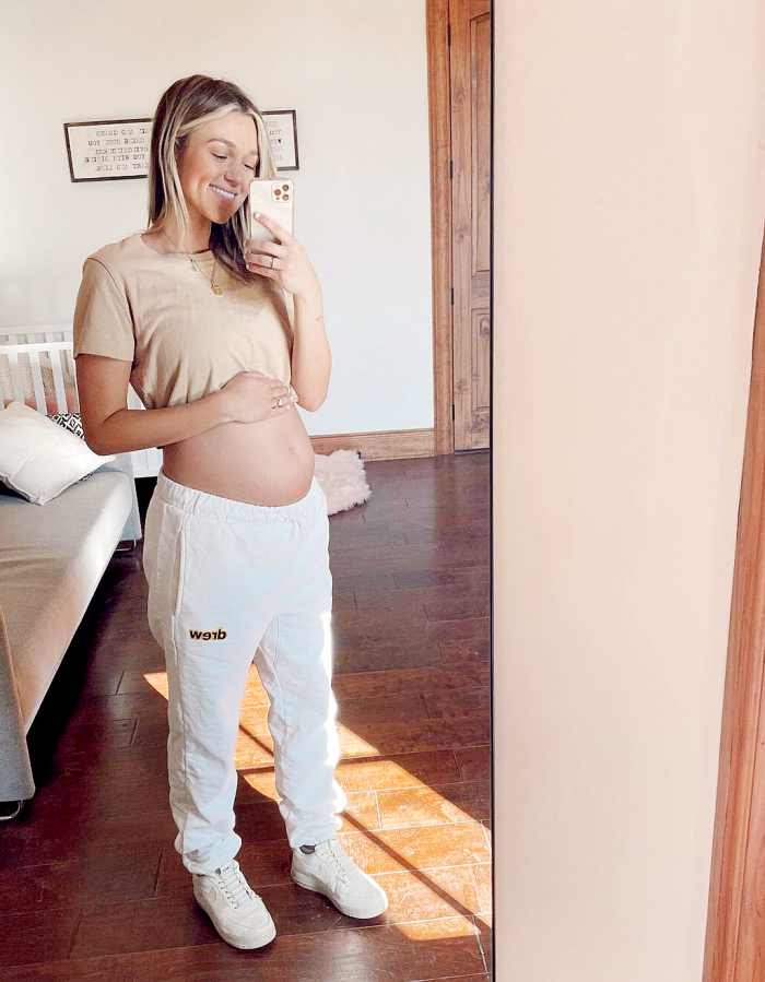 Pregnant Sadie Robertson S Bare Baby Bump At 25 Weeks Pics Pregnant Sadie Robertson S Bare Baby Bump At 25 Weeks Pics