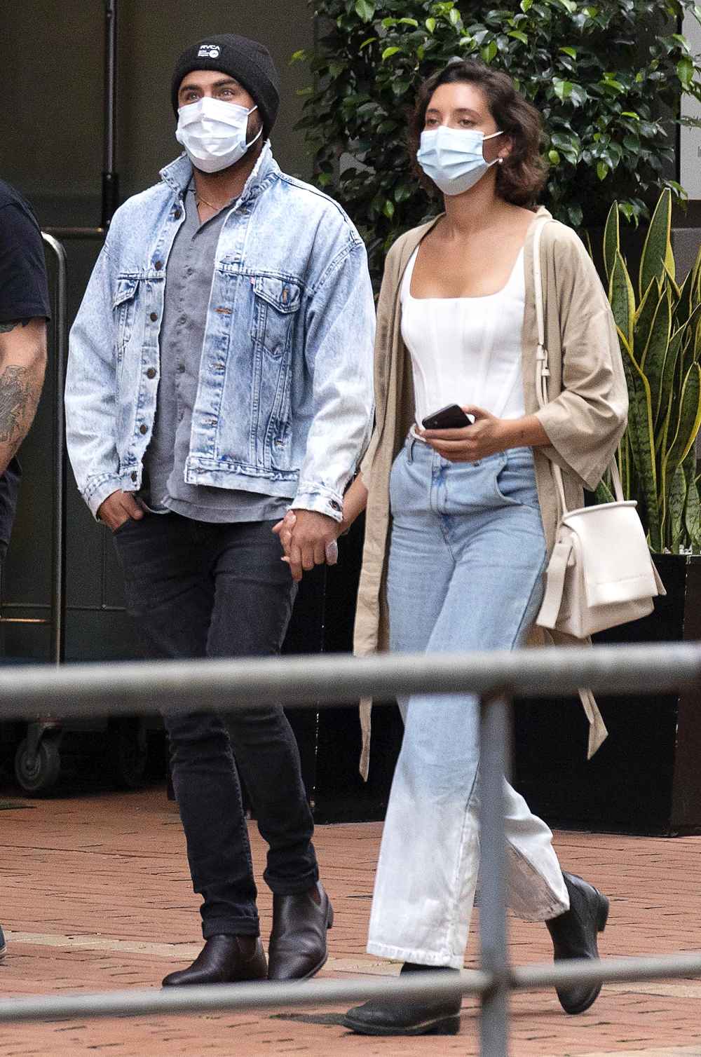 Zac Efron and Girlfriend Vanessa Valladares Hold Hands on Date Night in Sydney: Photo