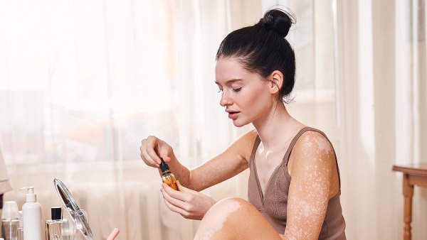 woman-using-serum