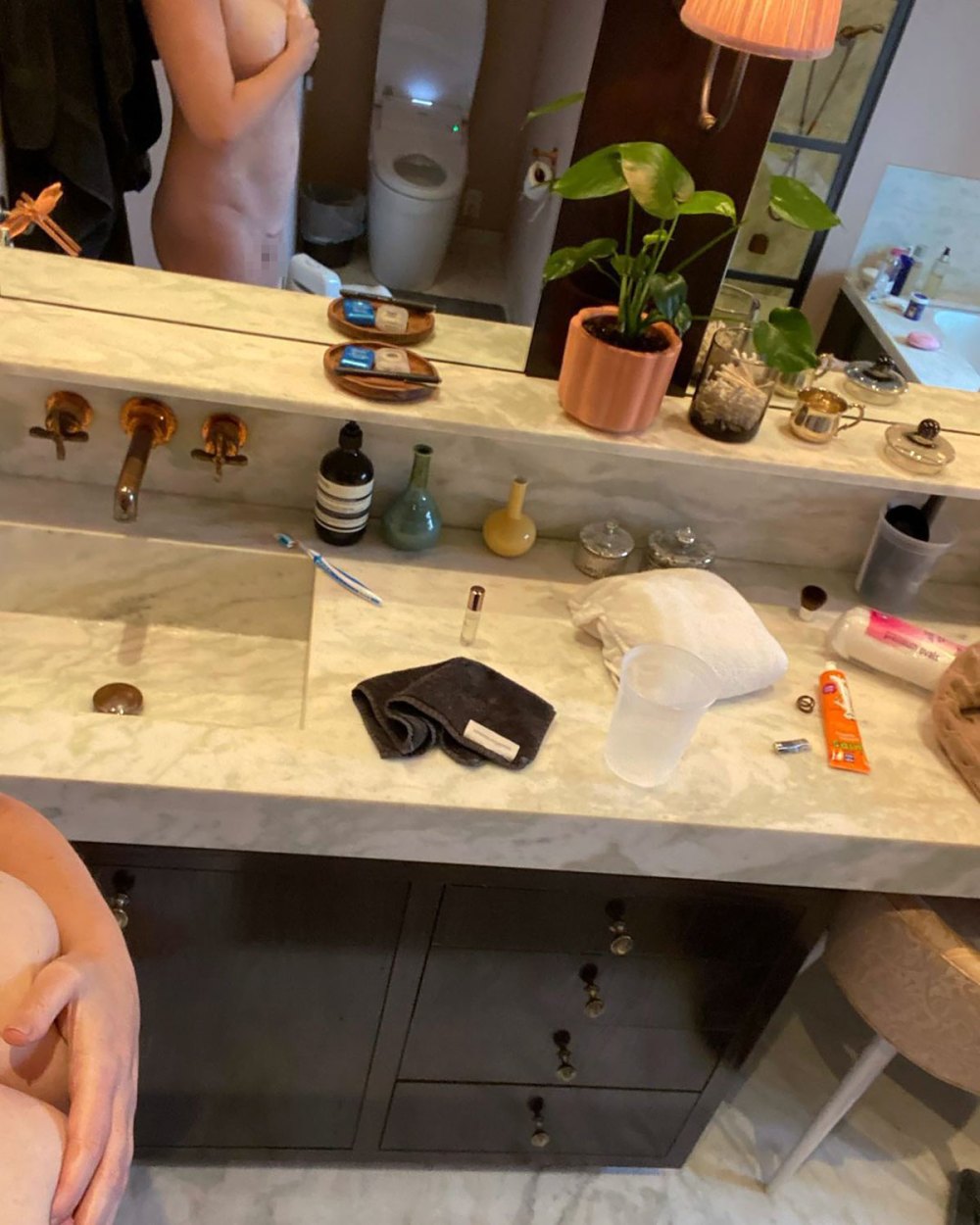 Amy Schumer Shows &lsquo;Cute&rsquo; C-Section Scar in Nude Pic