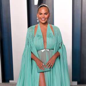 Chrissy Teigen Posts Nude Selfie 1 Week After Endometriosis Surgery