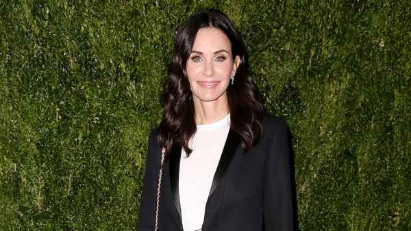 Courteney Cox Plays Friends Theme Song On Piano