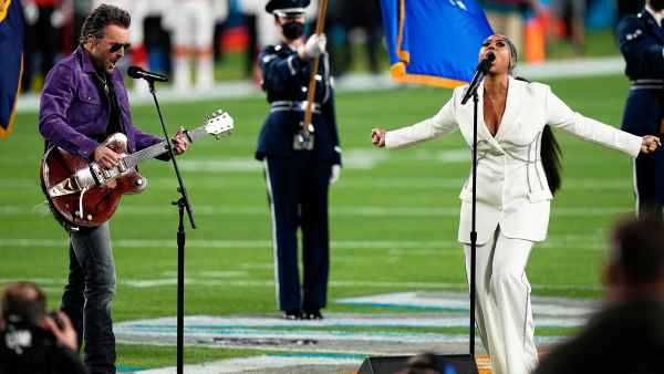 Eric Church and Jazmine Sullivan performs the national anthem Super Bowl 2021
