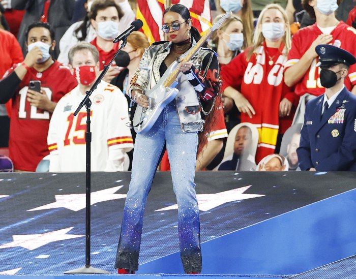 H.E.R. Sings Rock Rendition of America the Beautiful at Super Bowl 2021