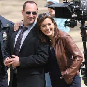 Law and Order SVU Crossover Promo Shows 1st Look at Olivia and Elliots Reunion Christopher Meloni Mariska Hargitay