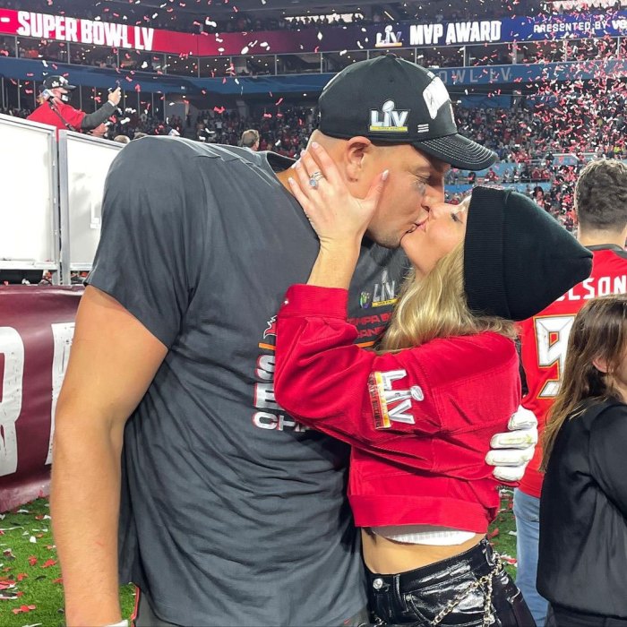 Rob Gronkowski celebra la victoria del Super Bowl con un beso de su novia Camille Kostek Instagram