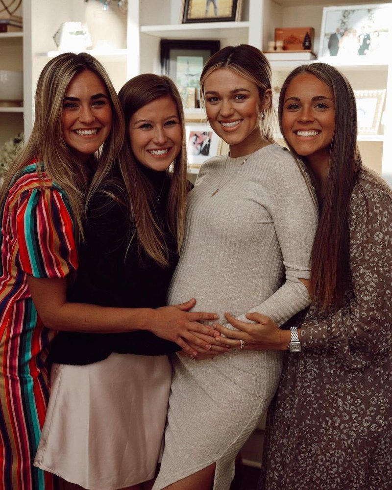 Group Hug Sadie Robertson Pregnancy Pics Ahead 1st Child Baby Bump Album