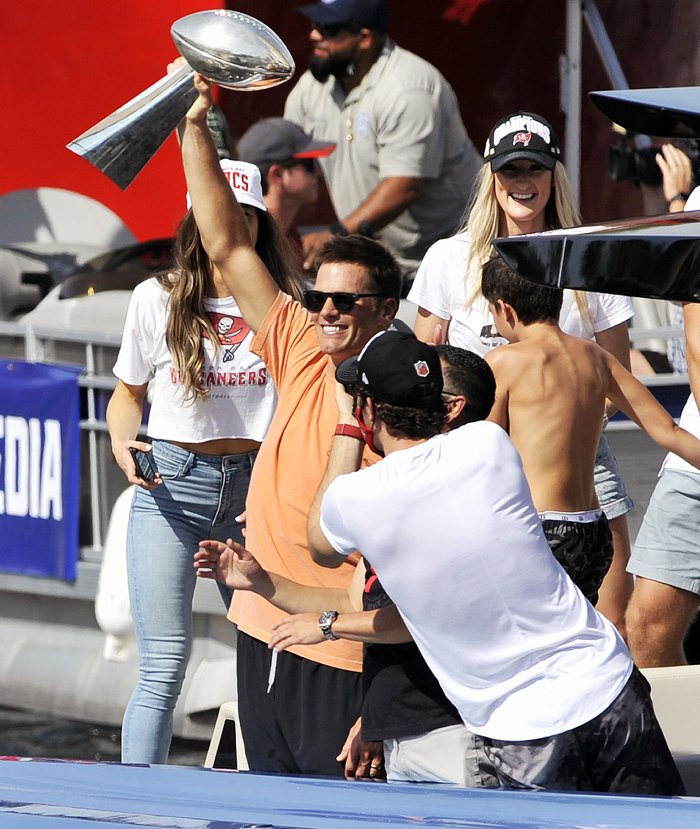 Tom Brady lanza el trofeo mientras celebra la victoria del Super Bowl en un barco en Tampa 1