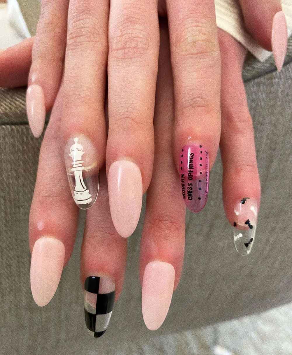 Anya Taylor-Joy Had a Queen’s Gambit Inspired Manicure at Golden Globes