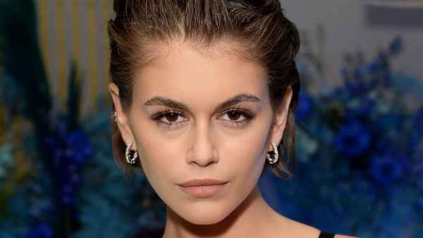 Kaia Gerber Has the World’s Strangest Hack for Applying Perfume