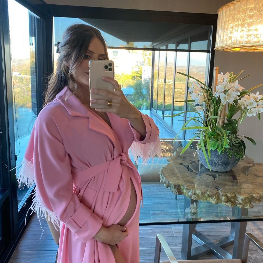 Katharine McPhee Shows Postpartum Body 3 Weeks After Giving Birth to Son Rennie 4