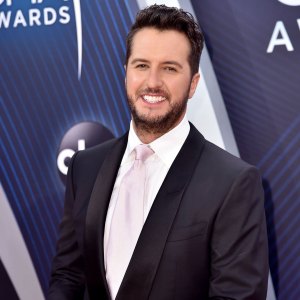 Luke Bryan Injures His Finger With Fishing Hook