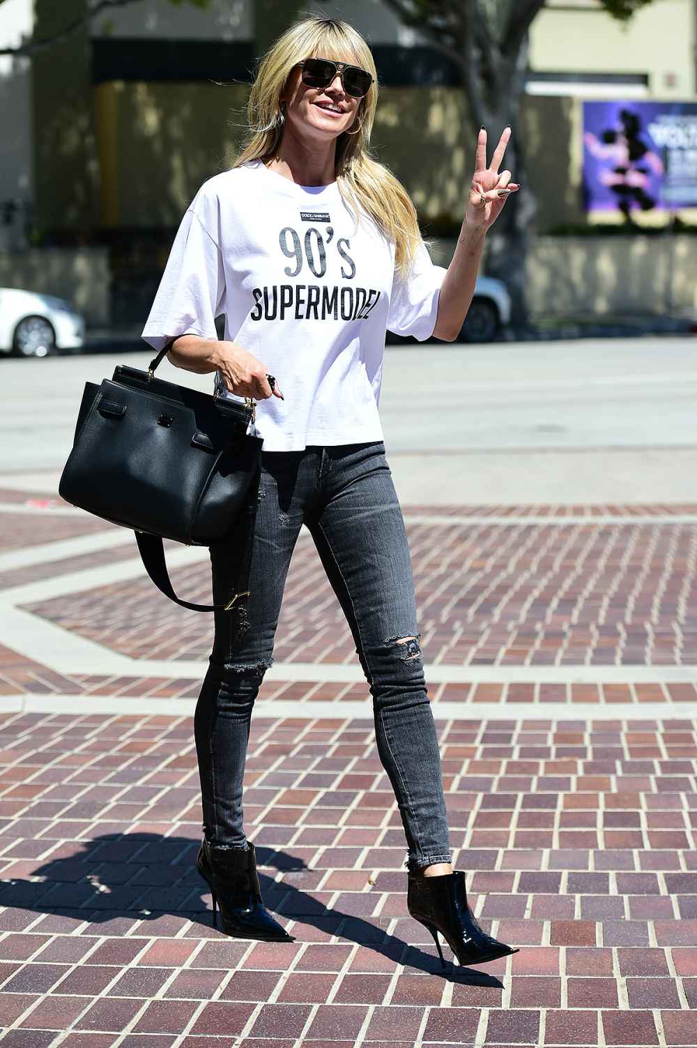 heidi-klum-ripped-jeans